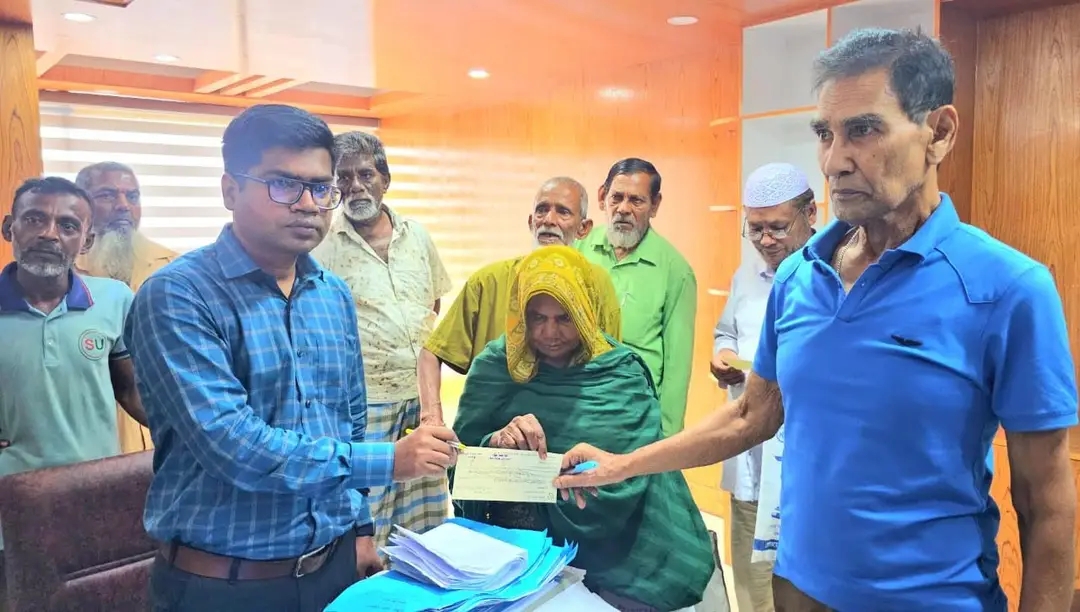 কুষ্টিয়া জেলা পরিষদের উদ্যোগে ৭ লাখ ৫০ হাজার টাকার চেক বিতরণ