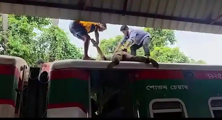 ট্রেনের ছাদ থেকে যুবকের মরদেহ উদ্ধার
