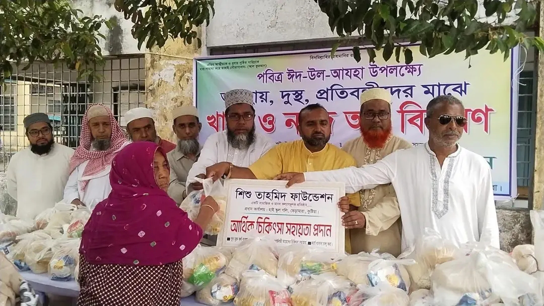 ভেড়ামারায় অসহায় দুস্থ ও প্রতিবন্ধীদের মাঝে খাদ্য উপহার  সামগ্রী বিতরণ করেন শিশু তাহমিদ ফাউন্ডেশন