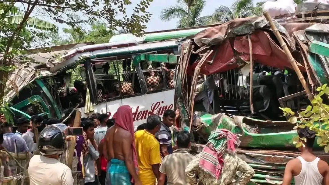 কুষ্টিয়ায় দুই বাসের মুখোমুখি সংঘর্ষে নিহত ১, সেনাসদস্য সহ আহত ৬০