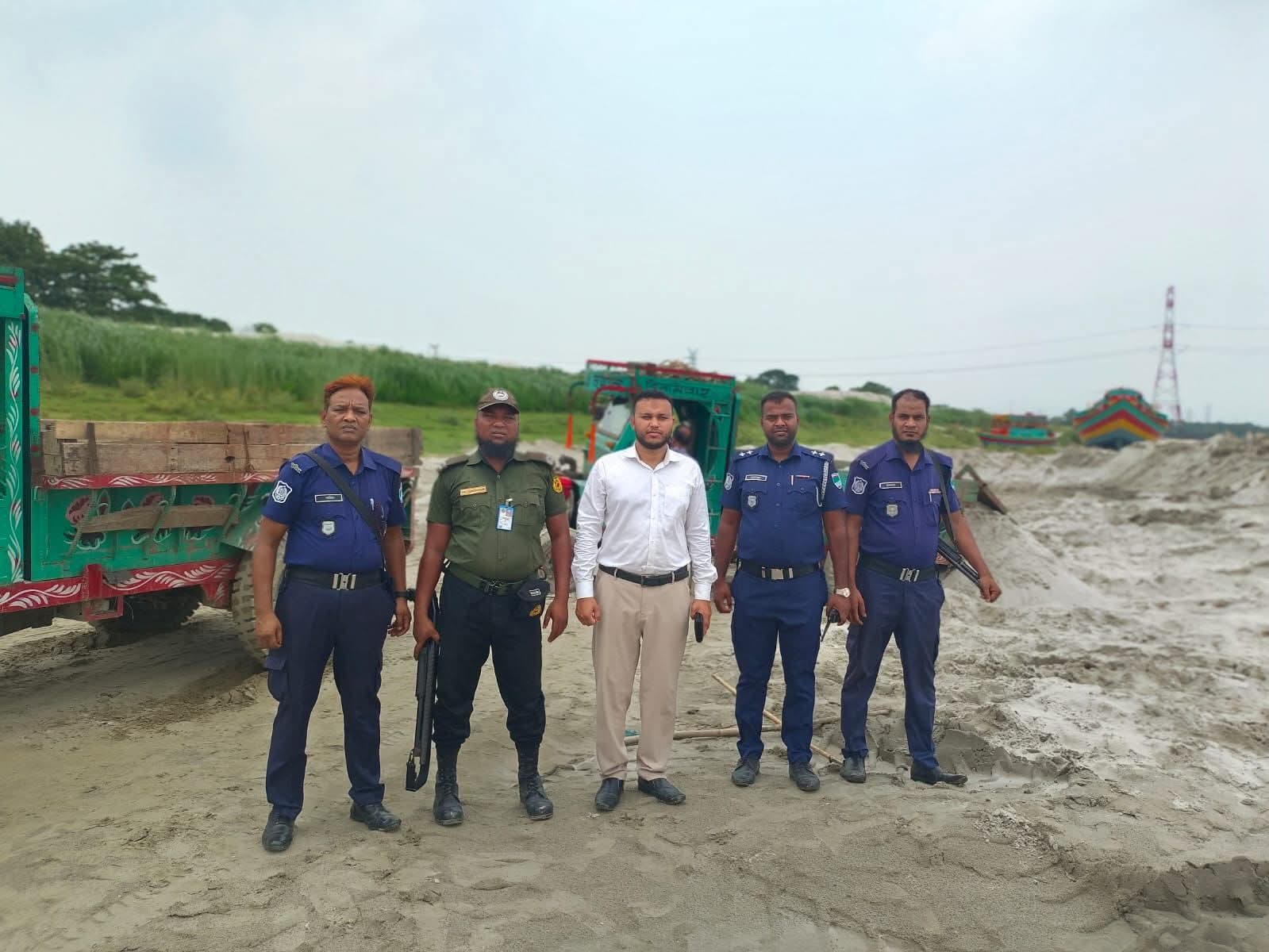 ভেড়ামারায় পদ্মায় অবৈধভাবে ফিলিং বালু উত্তোলন রোধে অভিযান: ট্রলি ও সরঞ্জাম জব্দ