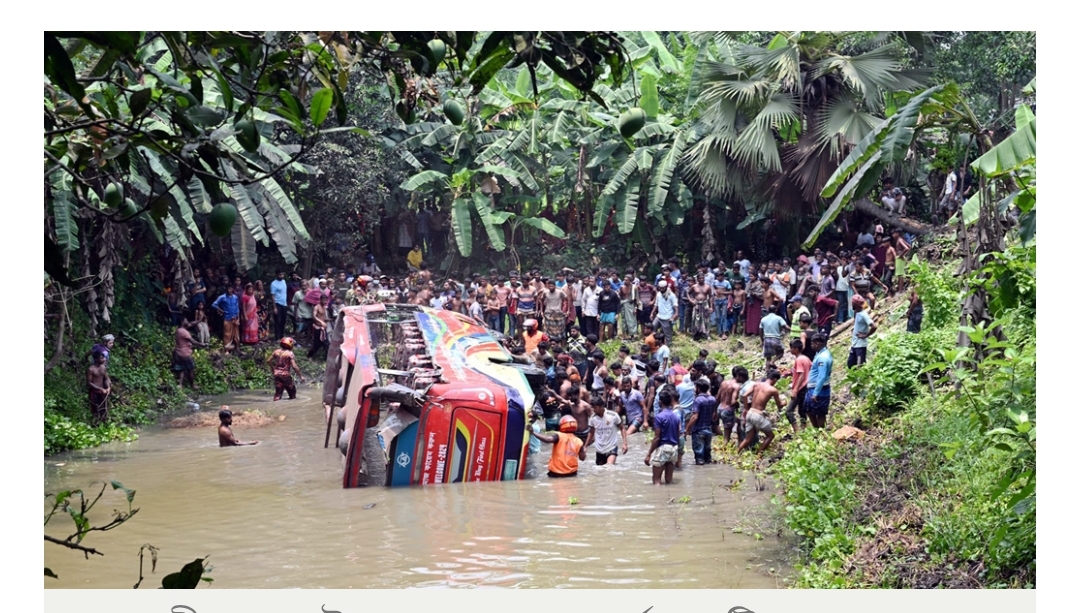 কুষ্টিয়ায় ট্রাকের ধাক্কায় বাস খাদে, শিক্ষার্থীসহ নিহত ৩
