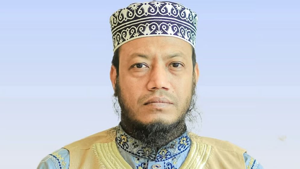 ফুটবল টুর্নামেন্ট উদ্বোধন করতে গিয়ে তোপের মুখে আমির হামজা